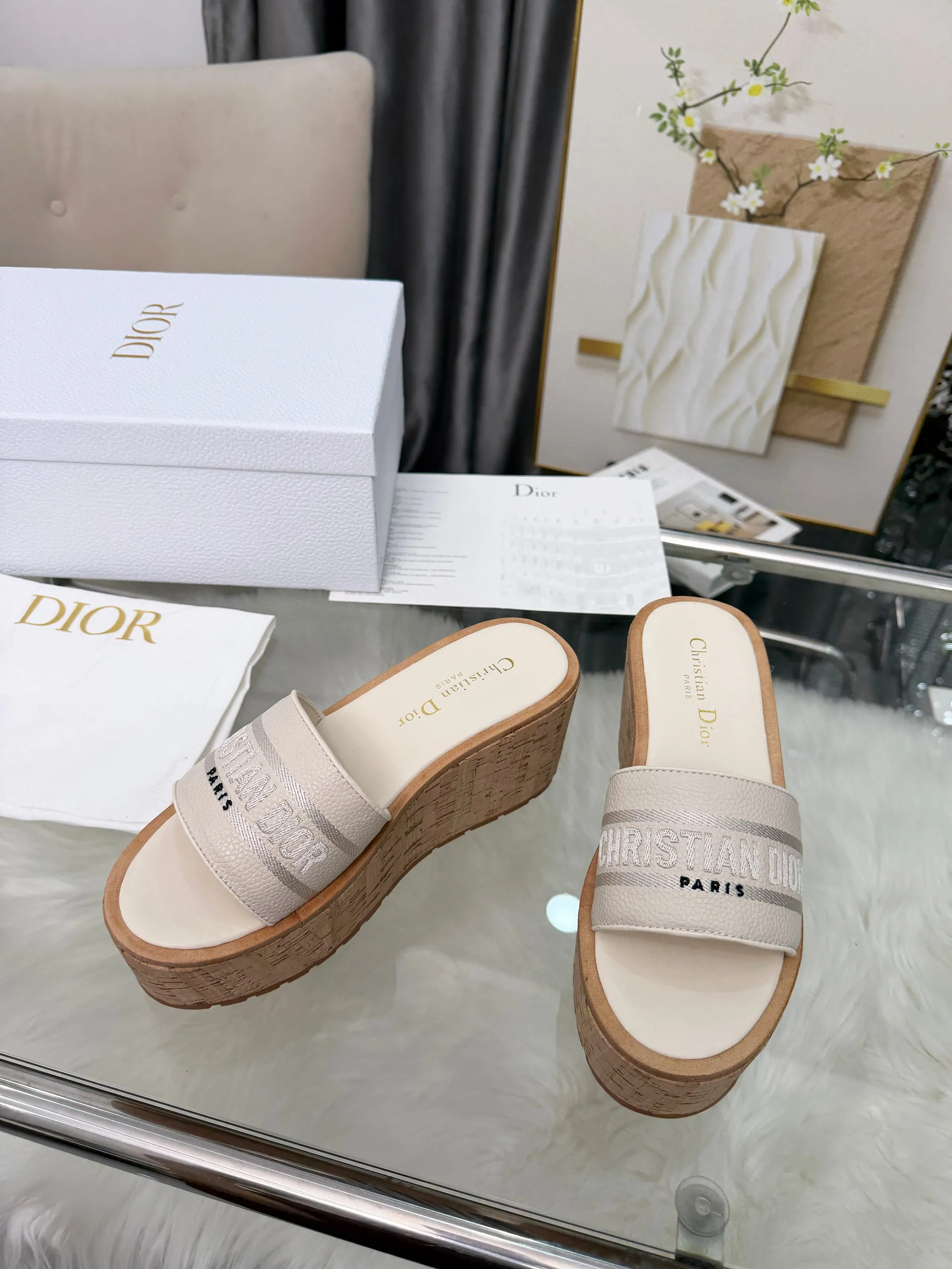 👟👟Ex-factory price 440👟👟 Dior Dior〰️Dway thick-soled wedge sandals✔️This thick-soled sandal is fashionable, casual and highly recognizable. The inspiration is cleverly combined by D's main designer into the perfect shoe shape. Paired with brand buckles, it is even more fashionable! Original version, perfect and exquisite workmanship!  Upper: pebbled leather + electric show code number; 35-39 (40-41 customized)
